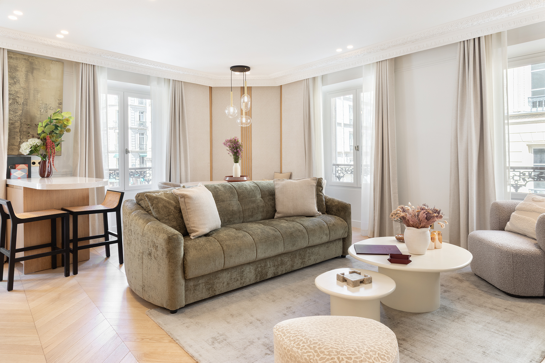 Salle de bain moderne avec douche à l’italienne – Prestations de prestige avec Maison Galante à Paris.