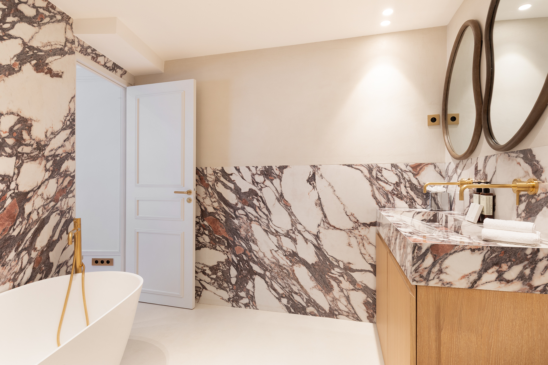 Chambre cosy avec rangements et télévision connectée – Location saisonnière Maison Galante à Paris.