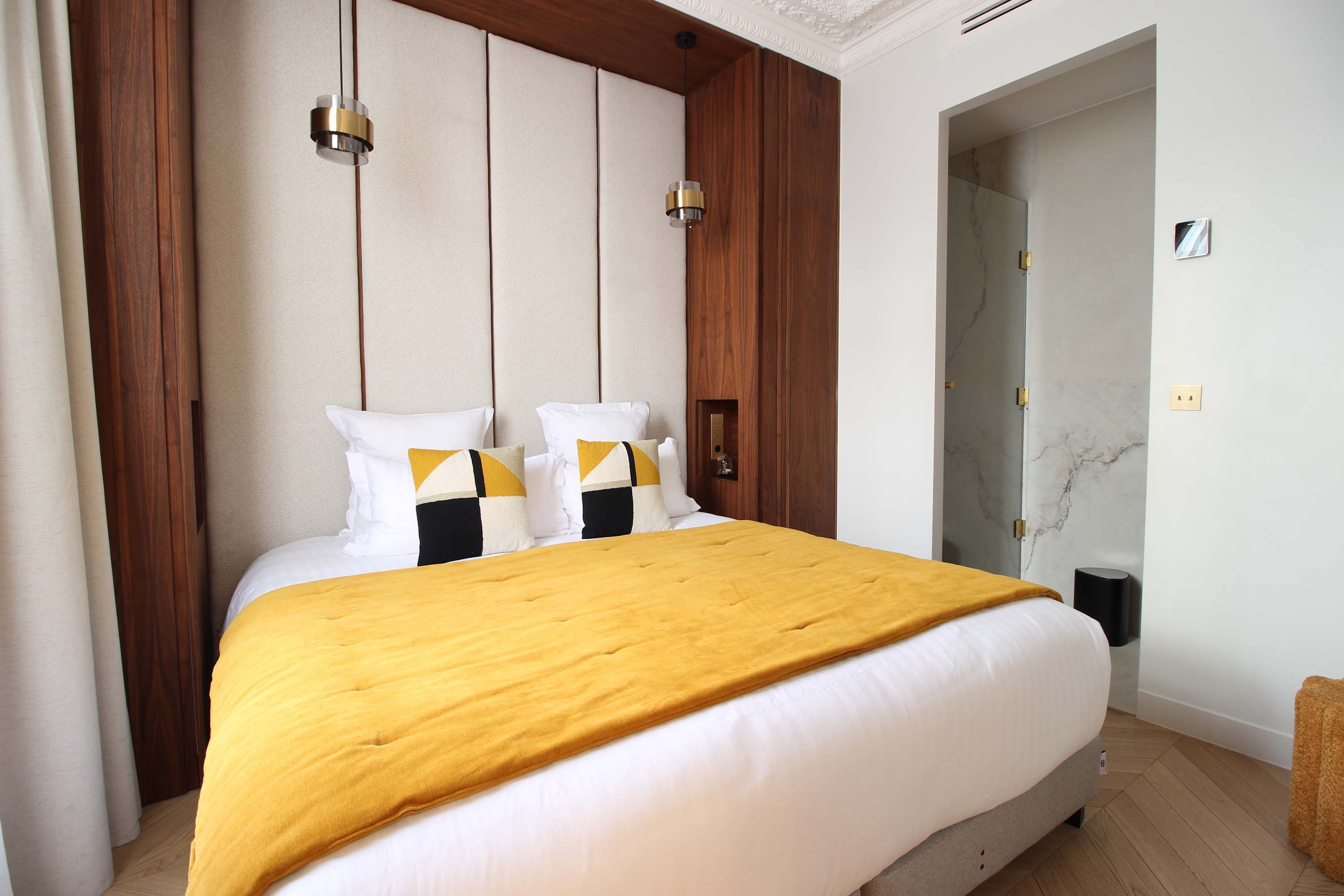 Elegant room with adjoining bathroom and Italian shower - High-end living room with Maison Galante in Paris.