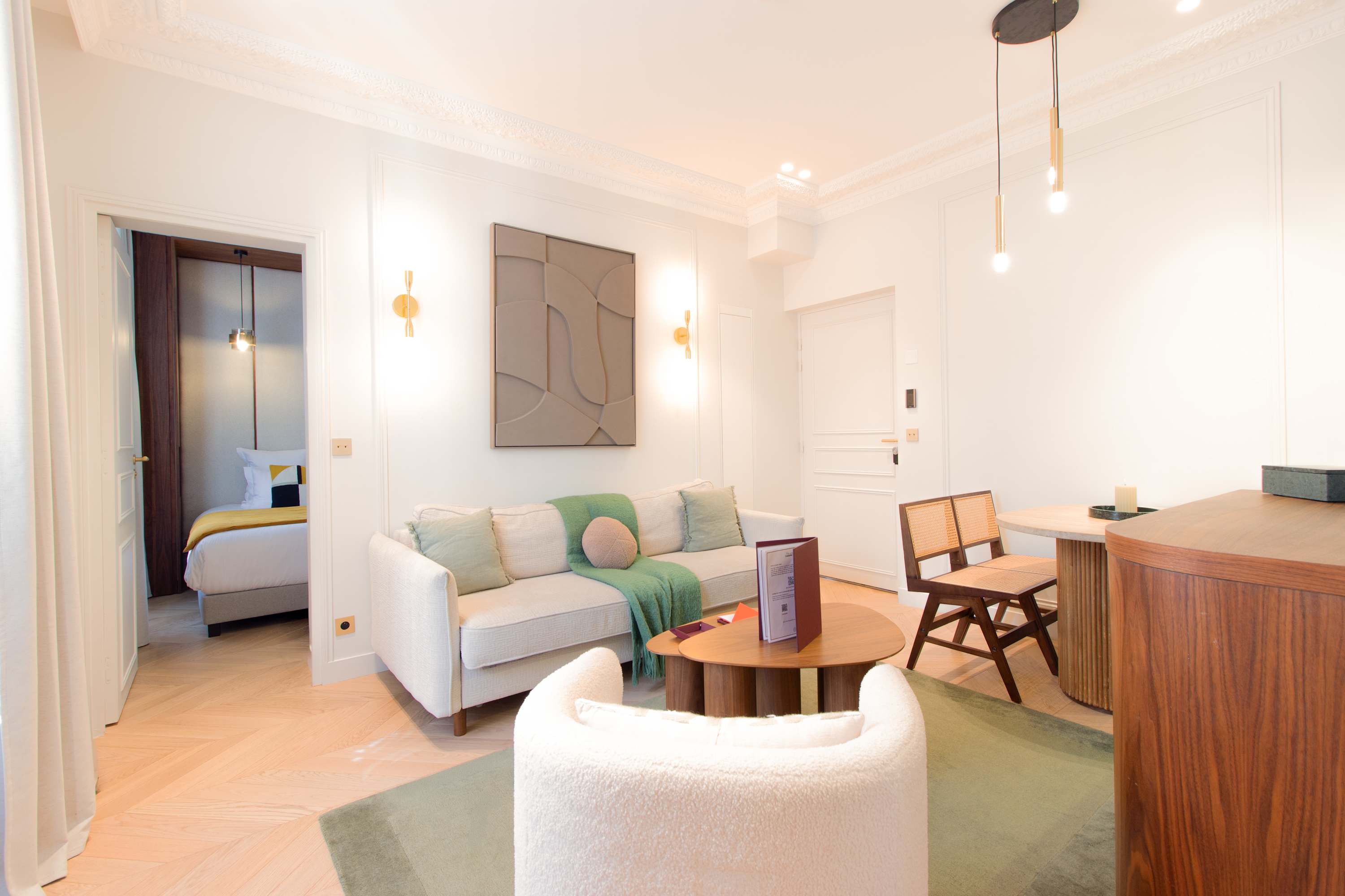 Elegant living room with sofa bed and Haussmannian decor — High-end living room with Maison Galante in Paris.