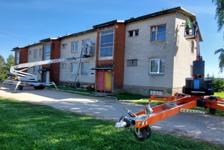 A person on a trailer in front of a buildingAI-generated content may be incorrect.