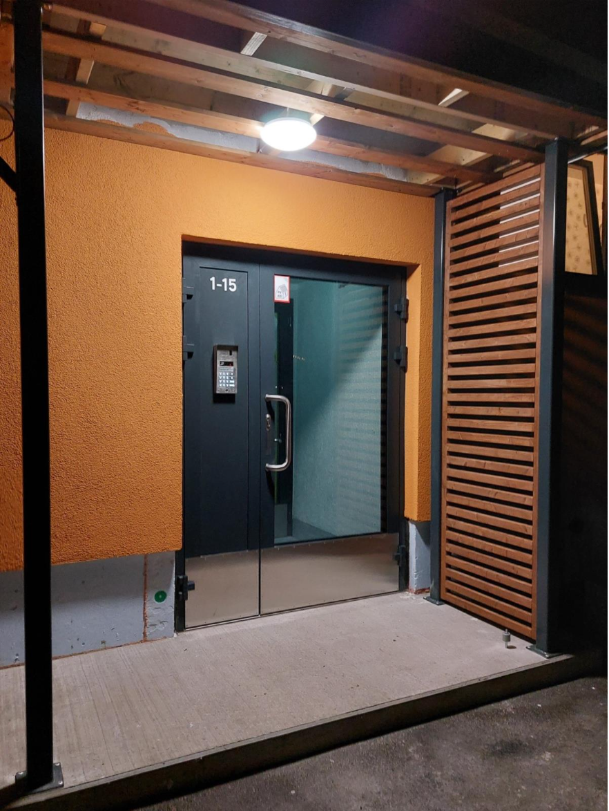 A door with a glass doorAI-generated content may be incorrect.