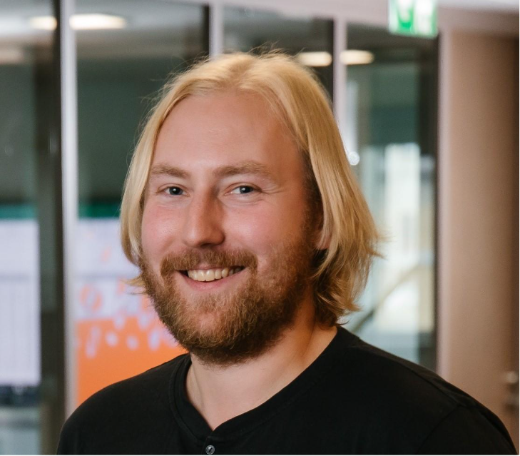 A person with a beard smilingAI-generated content may be incorrect.