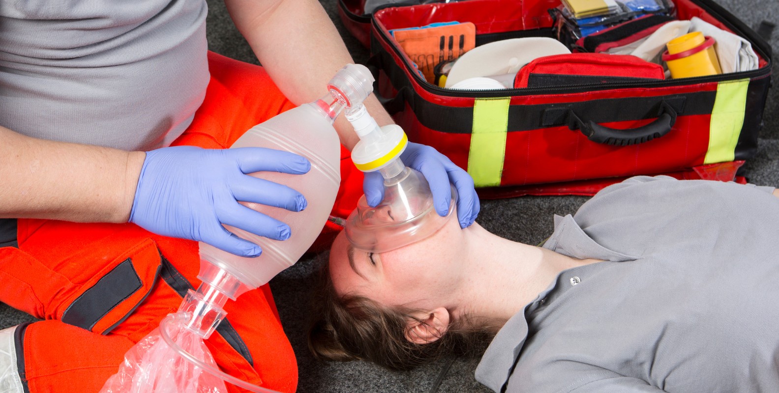 Rettungsdienst versorgt Patient mit Sauerstoffmaske
