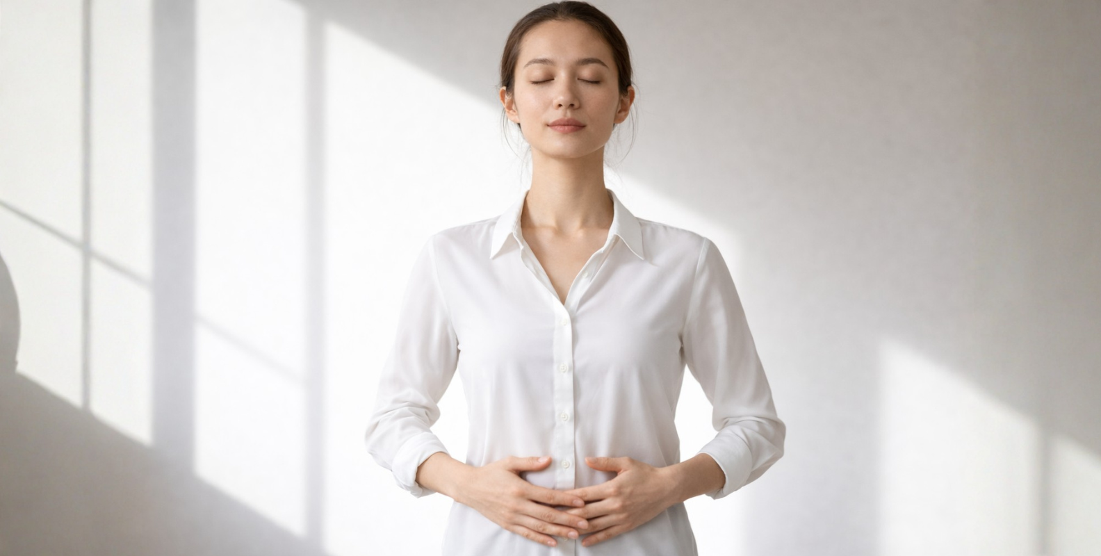 Eine Frau hat die Augen geschlossen und konzentriert sich auf die Atmung.