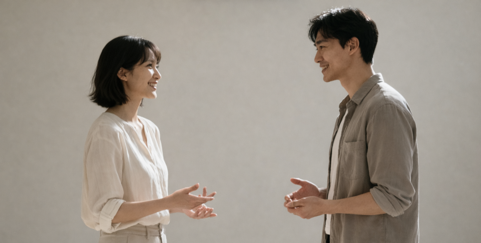 Eine Frau und ein Mann unterhalten sich.