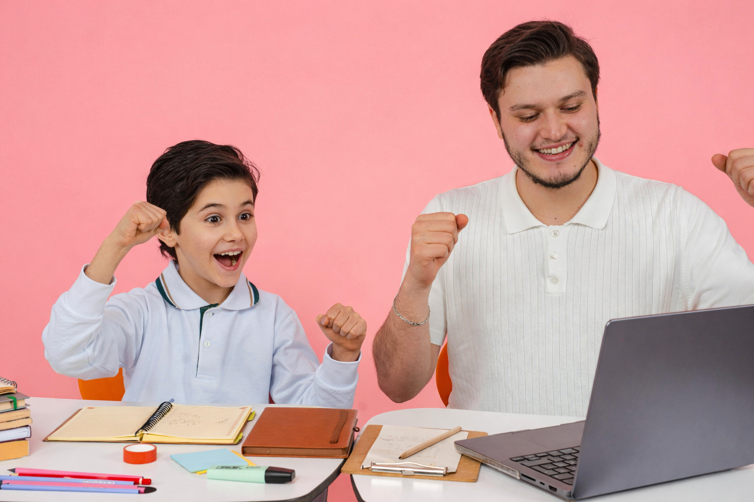 Vater und Sohn lernen für die Schule