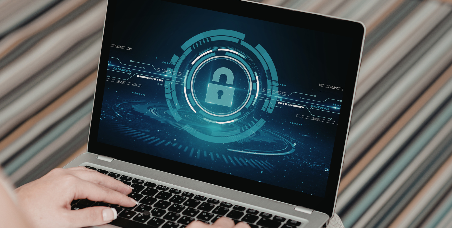 Laptop mit Sicherheitsschloss auf dem Display