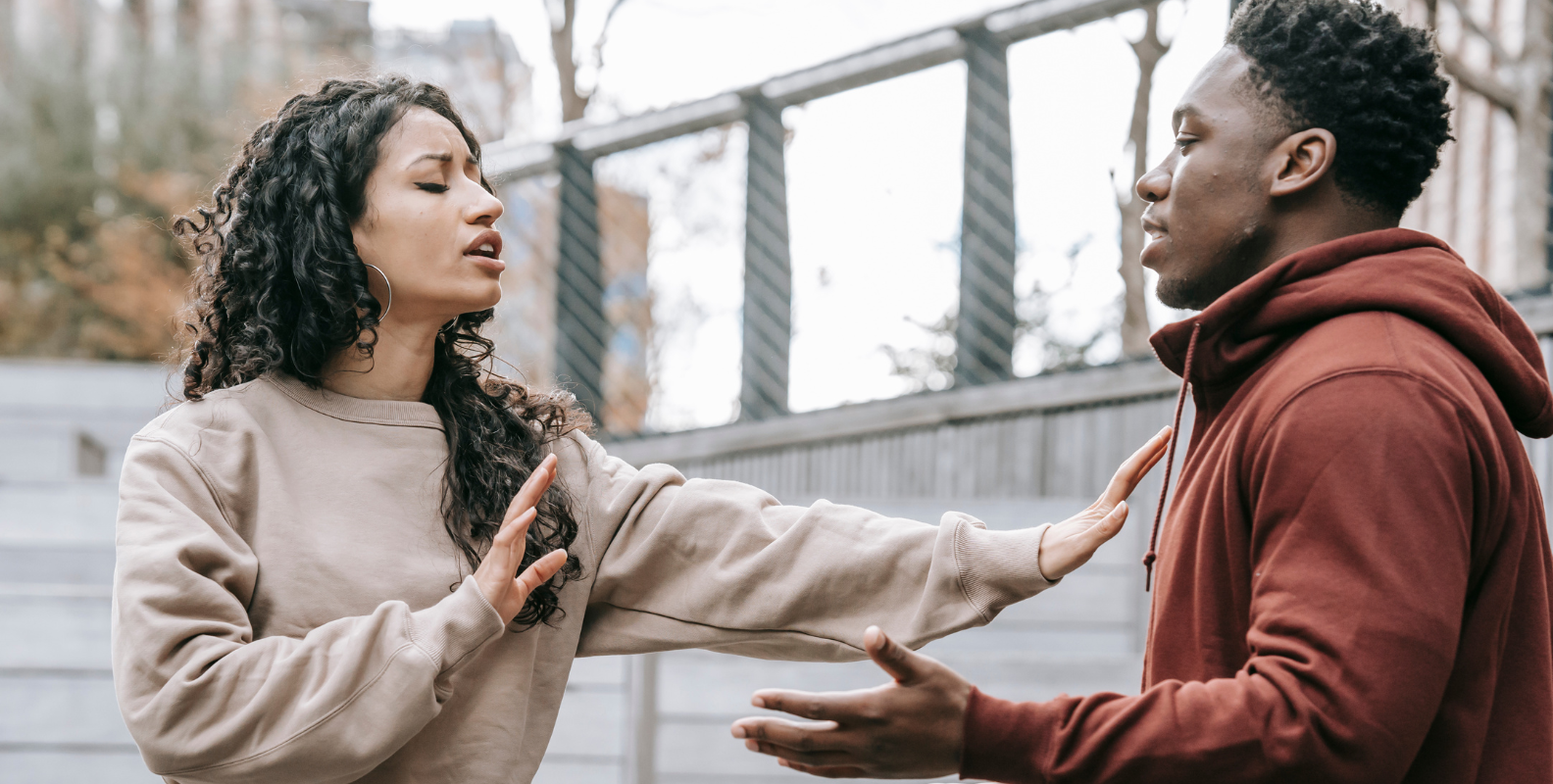 Eine Frau und ein Mann streiten sich.
