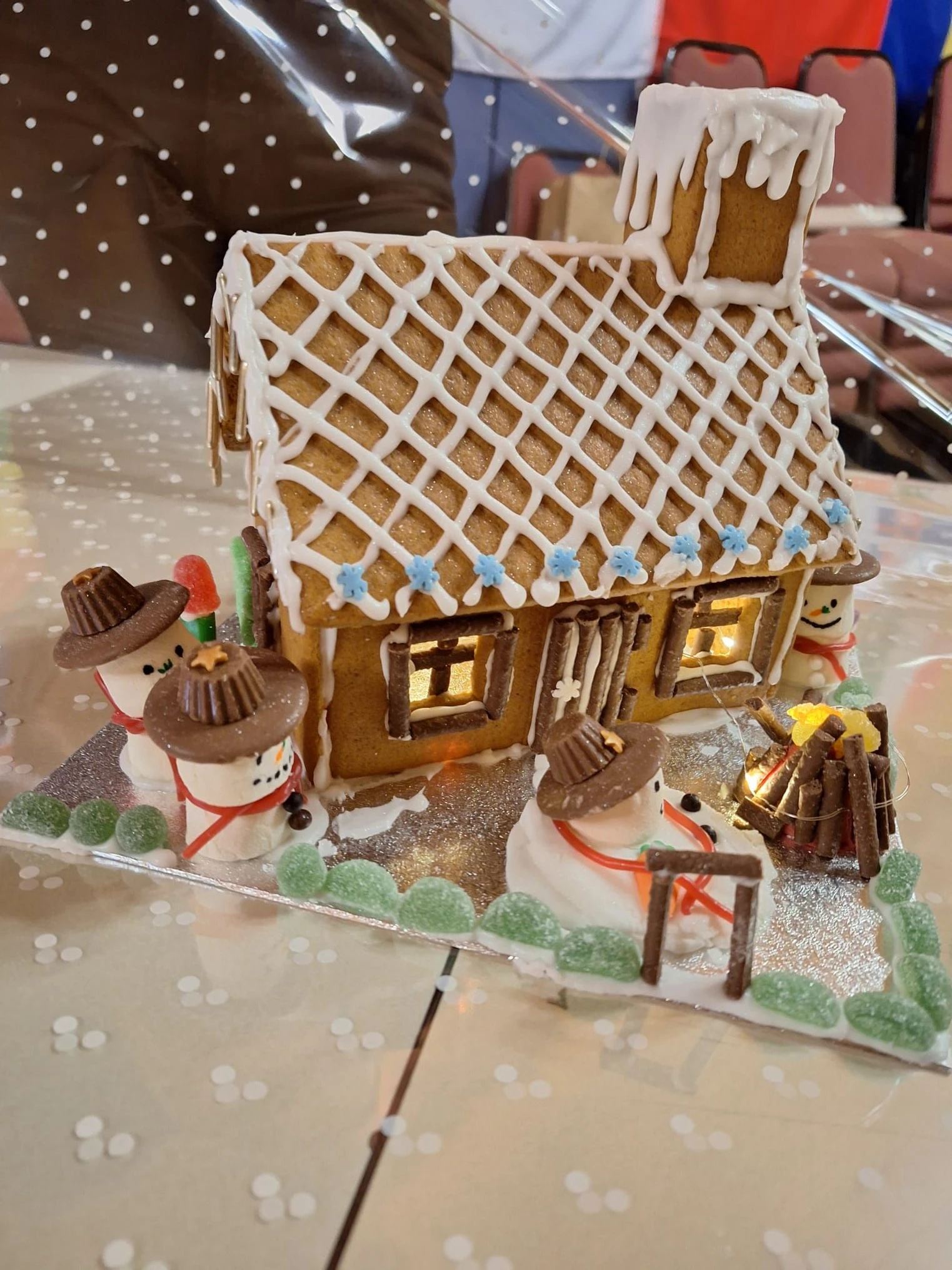 GINGLE – Family Gingerbread House Building