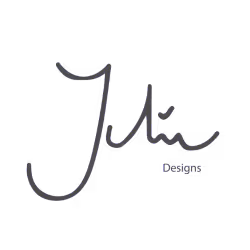 Handgeschreven logo tekst 'Julie Designs' in een cursieve stijl.