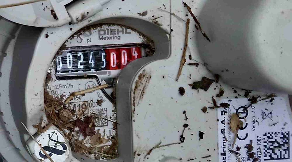 Compteur d'eau qui tourne signalant une fuite après compteur