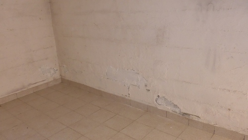 Infiltrations d'eau dans un sous-sol de maison sur terrain en pente