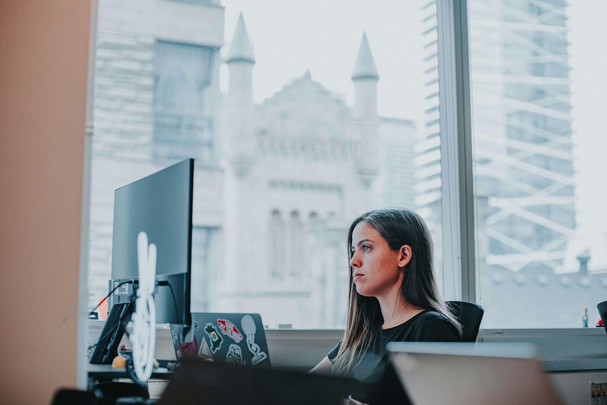 woman using a desktop - Unlistr