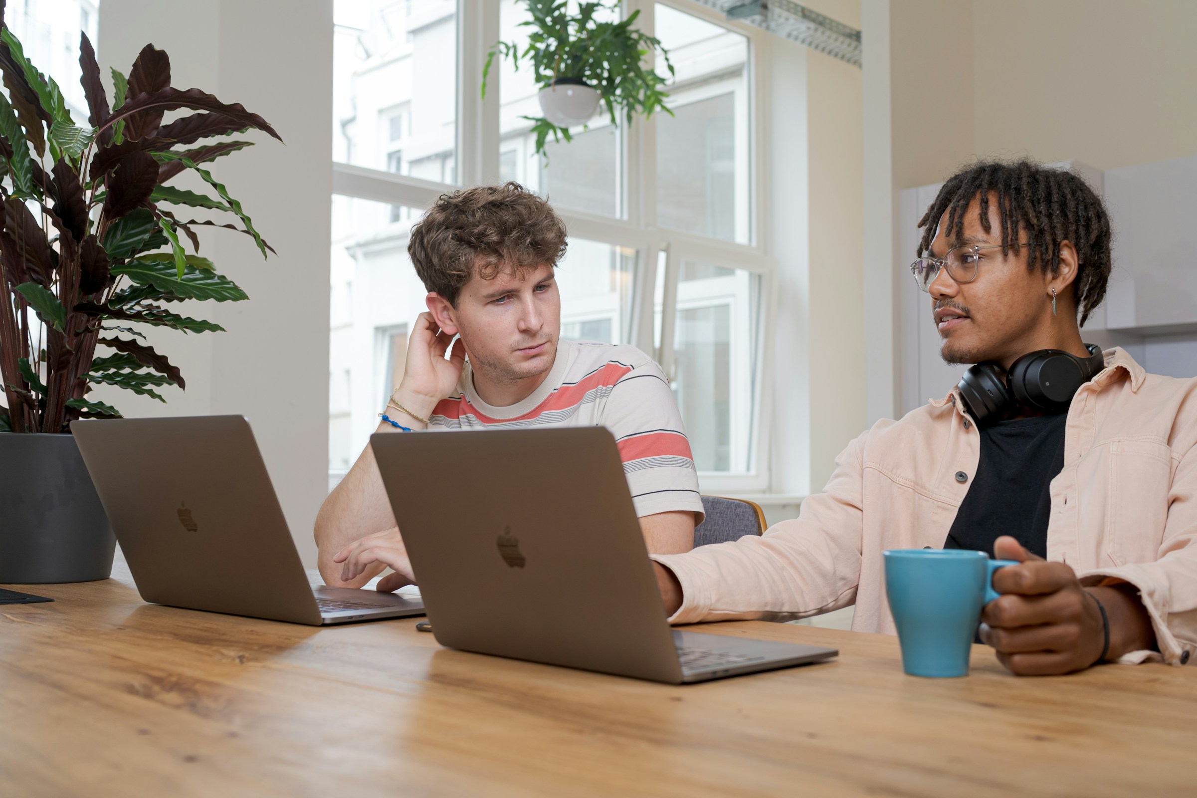 employees on a laptop - App to Unsubscribe From Emails