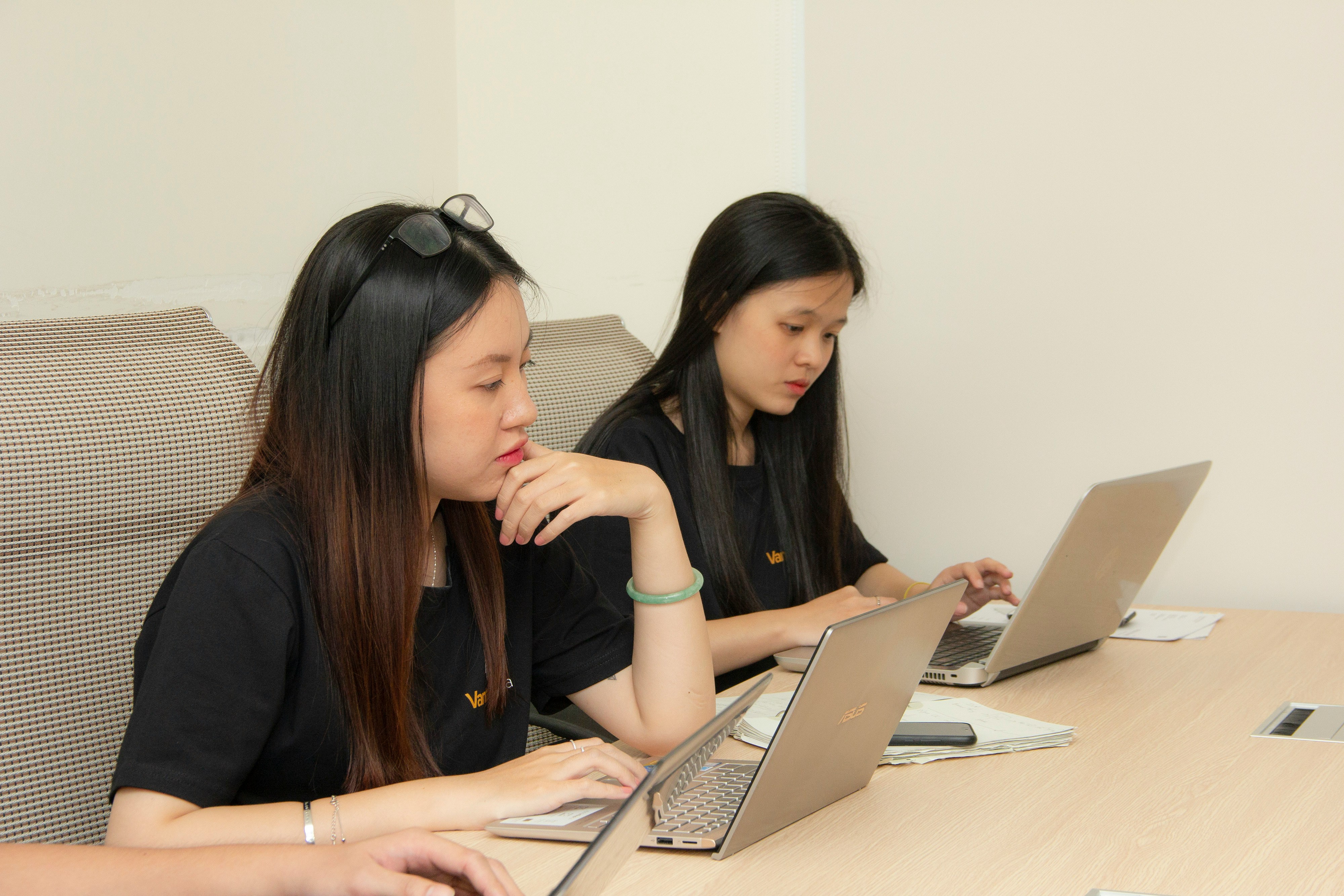 women on a laptop - Inbox Management Tools