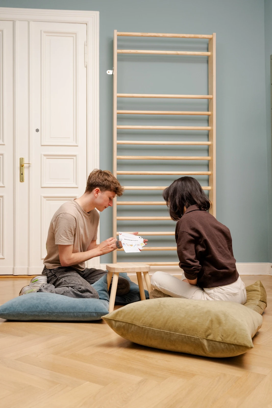 Kinder sitzen in Praxis und spielen mit Ergotherapie Material
