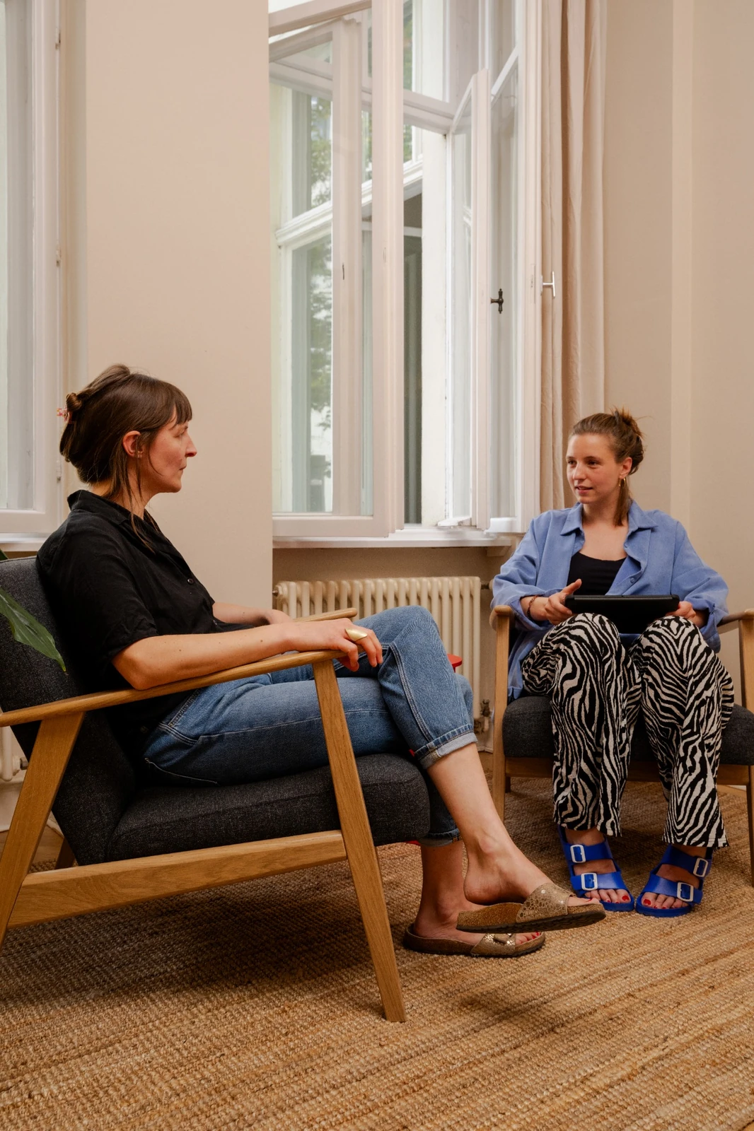 Ergotherapie Team unterhält sich in Berliner Vacura Praxis