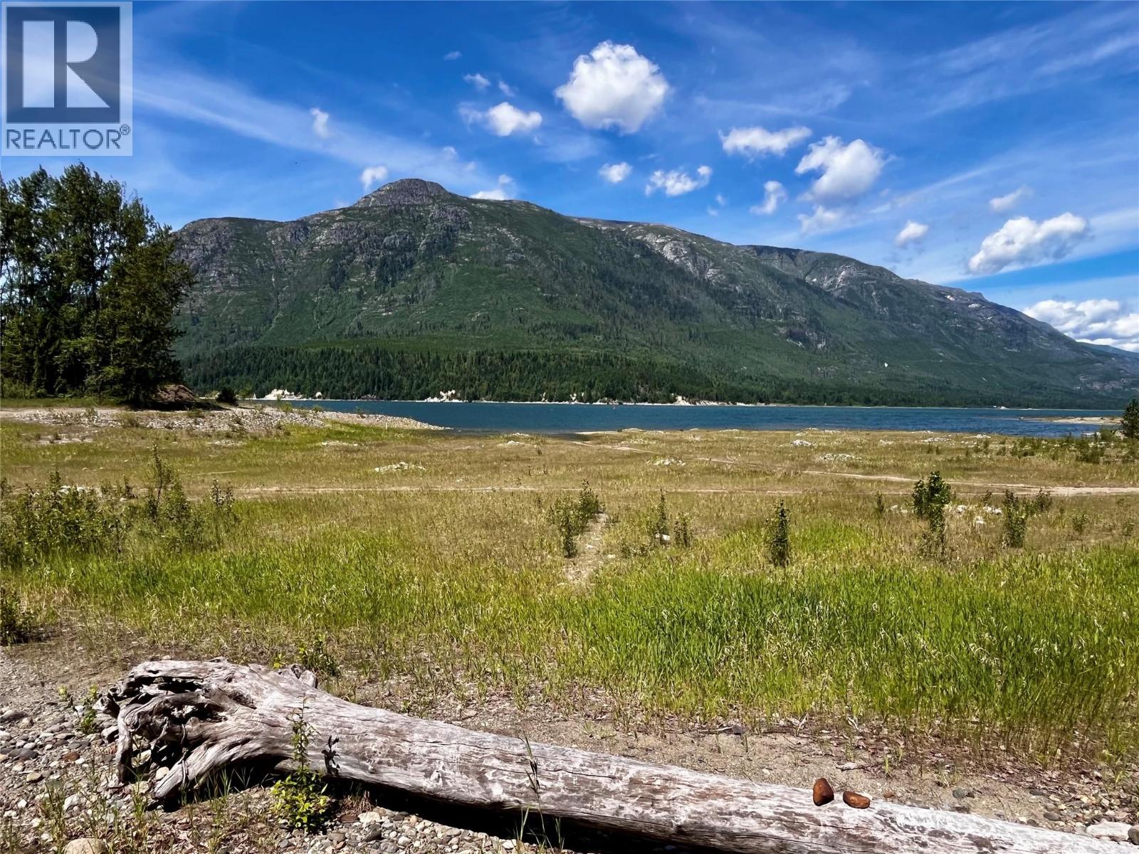 Other lots would have easy access through crown land to the lake