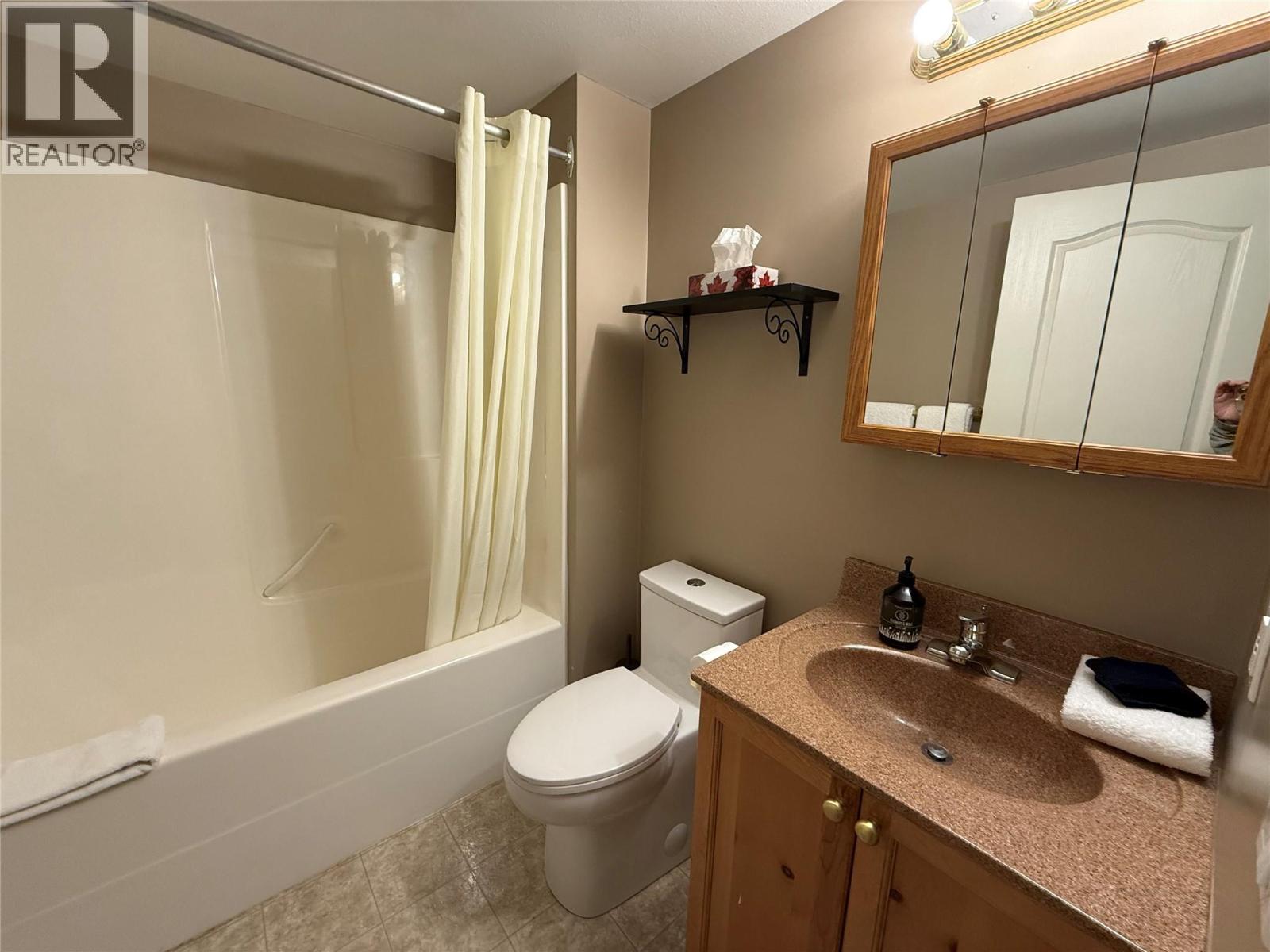 Main floor full bathroom
