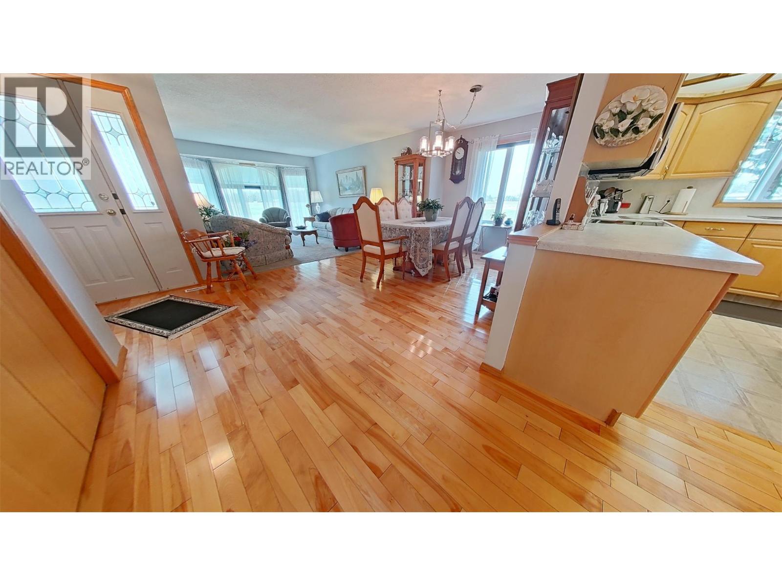 Sitting area , dinning room ..