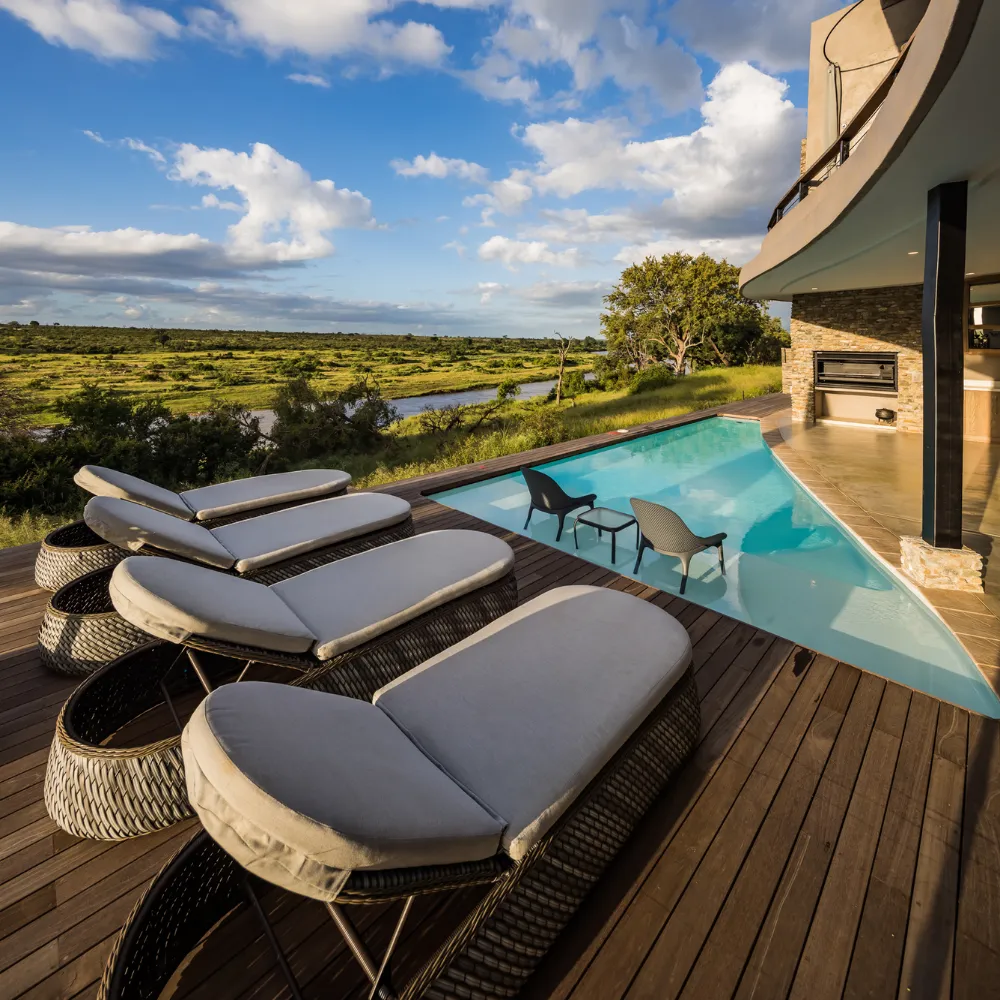 Spacious riverfront accommodation in Mjejane