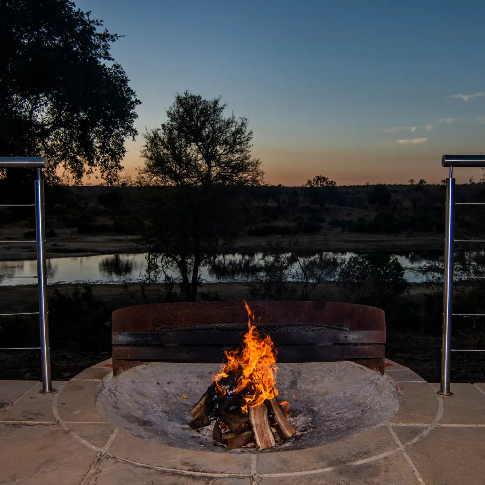 Safari lodge with river views in Mjejane