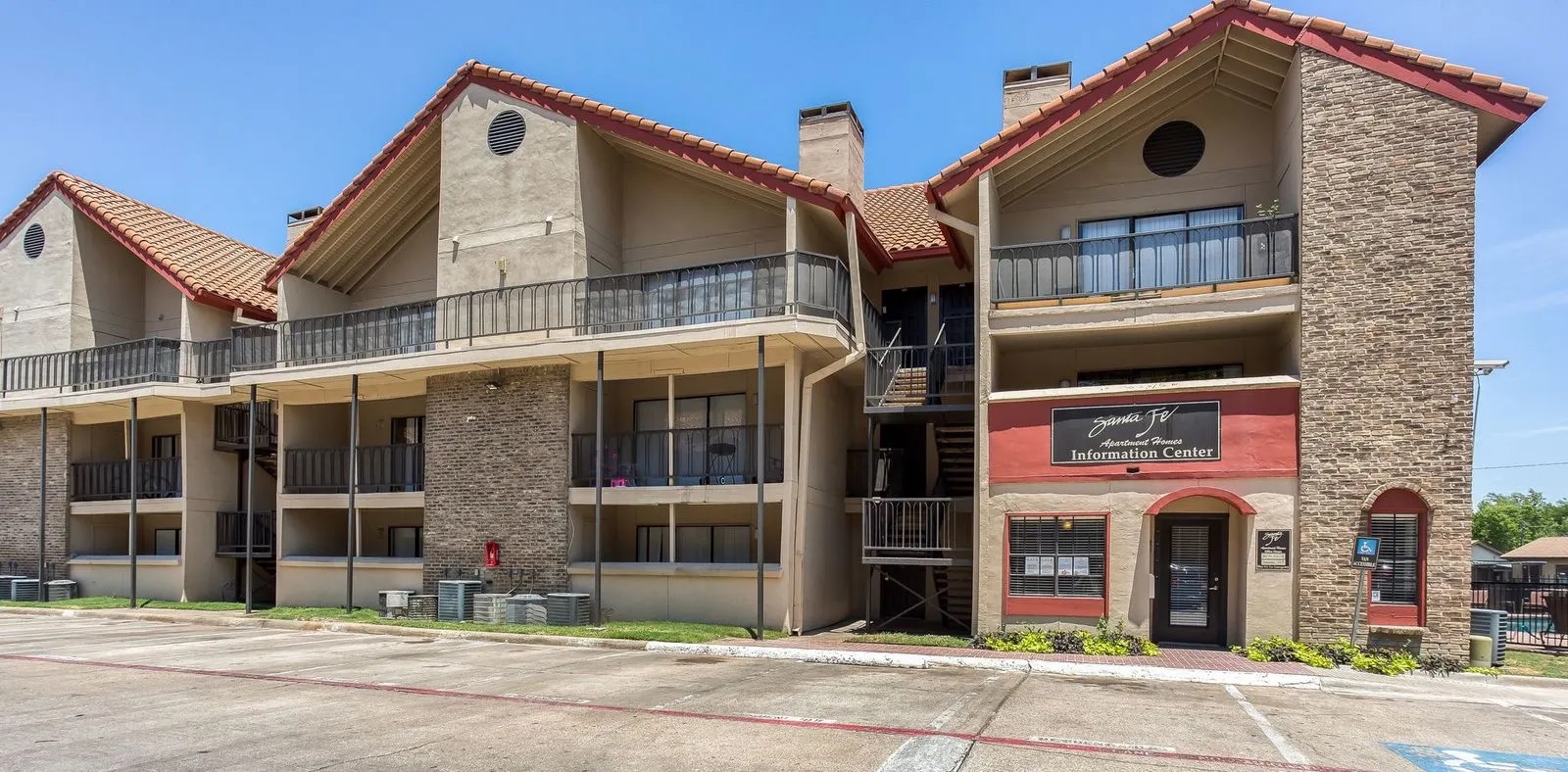 Santa Fe Apartments exterior, Dallas TX