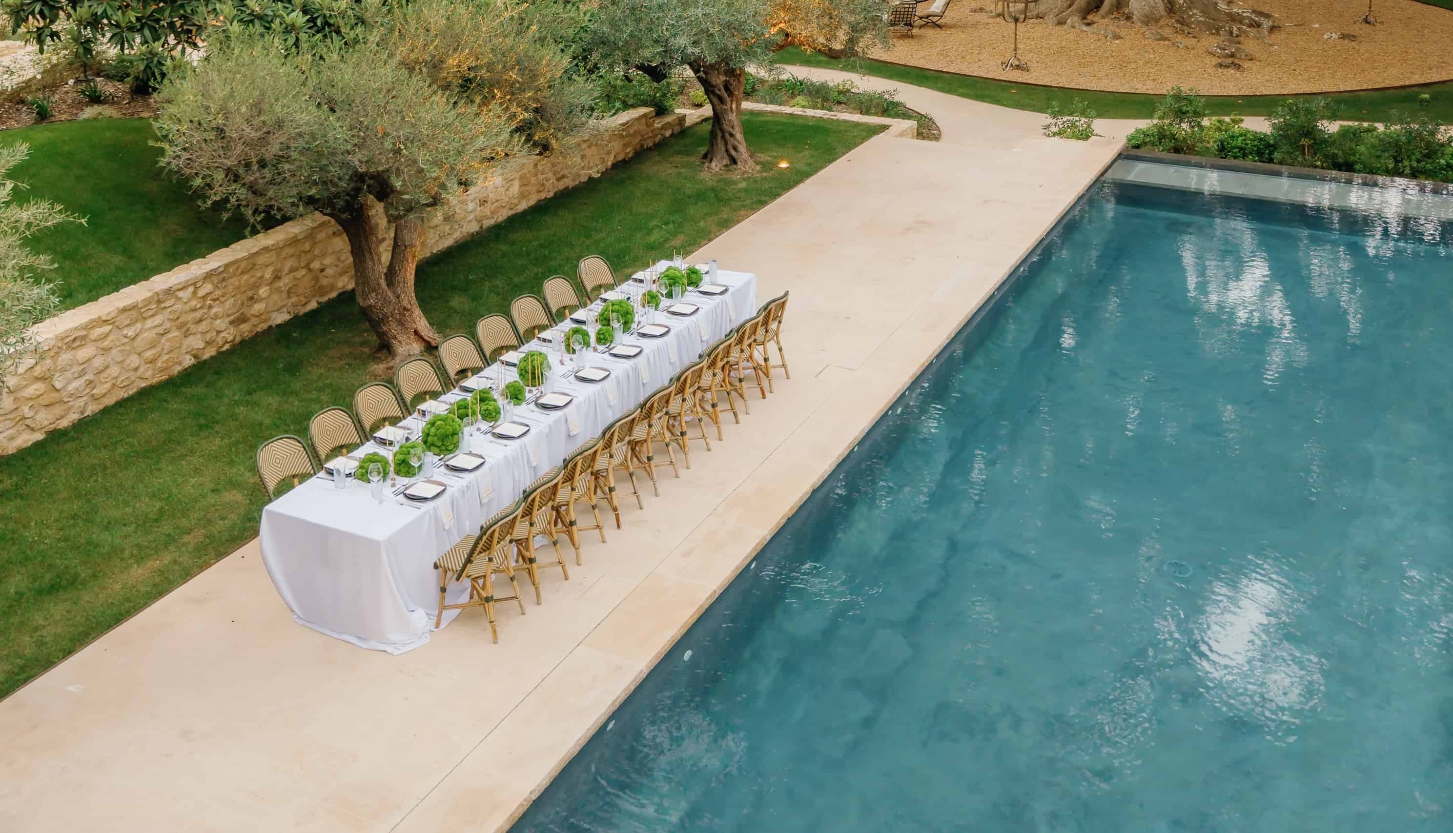 Бес сезім кешін өткізу: дәм, дыбыс, жарық, текстура, хош иіс