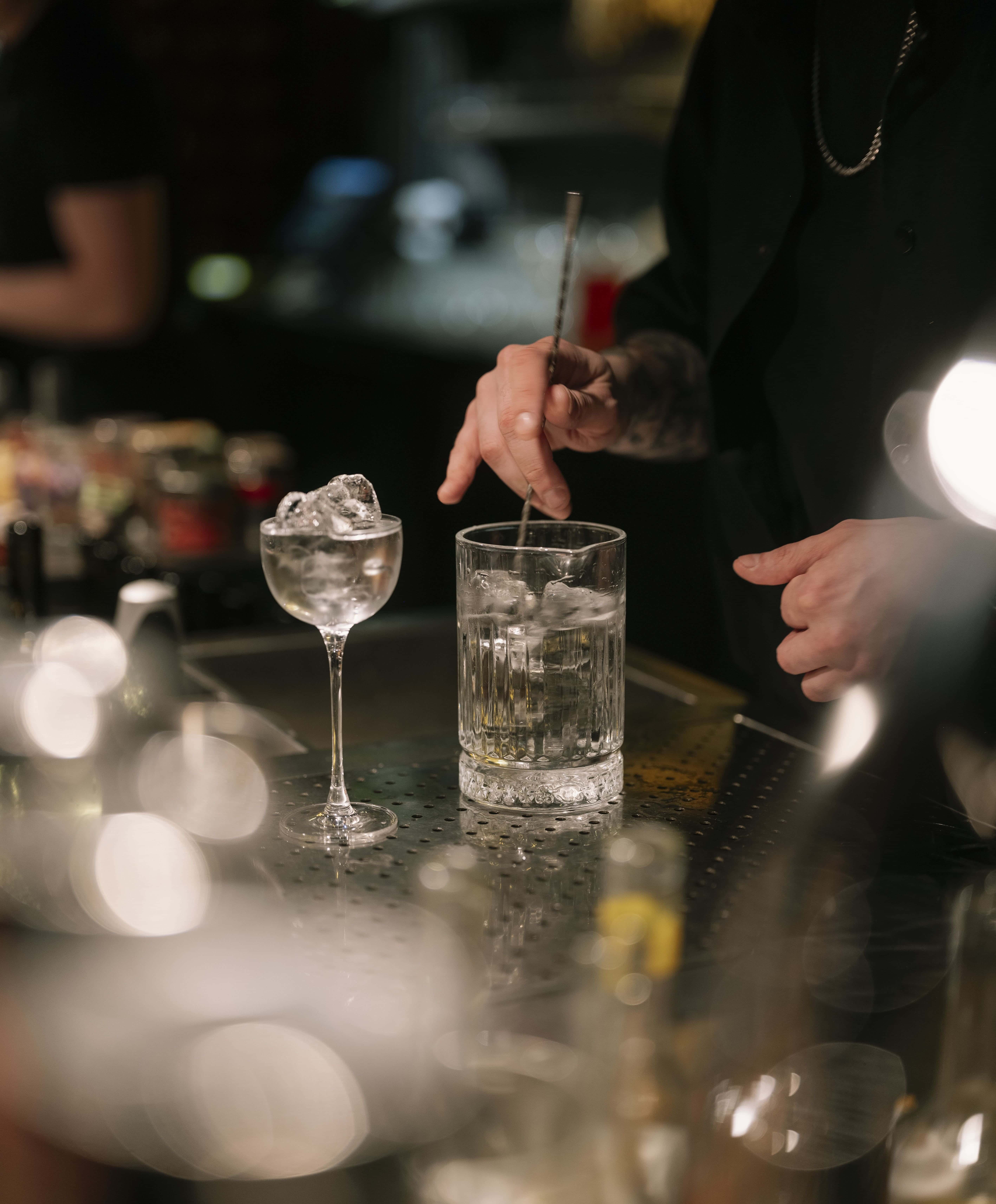 how to use measuring cups for cocktails