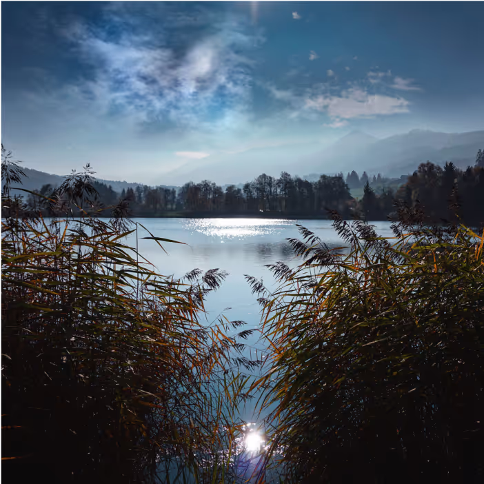 Wunderschöne Seelandschaft mit Sonnenreflexion