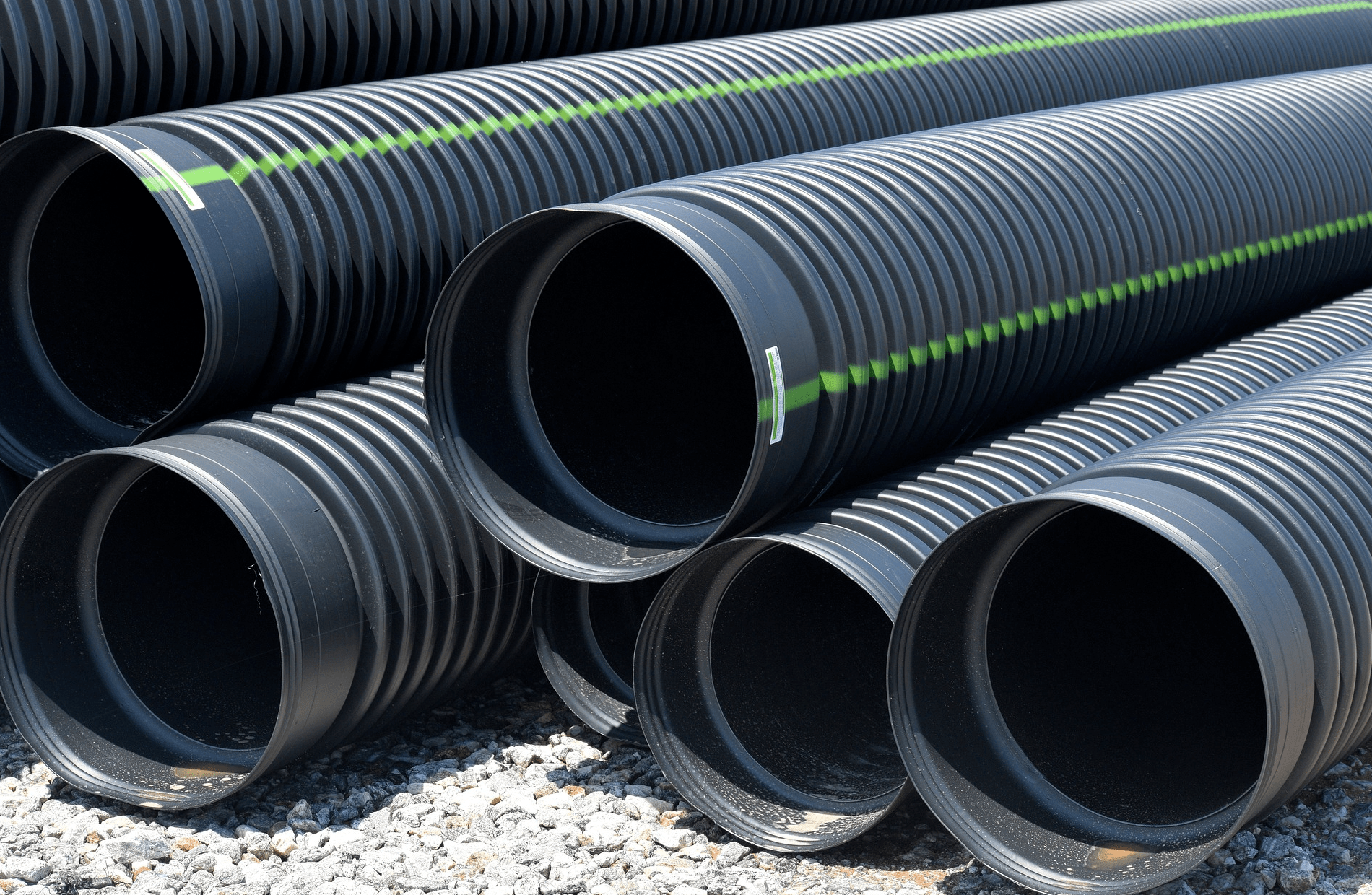 Tranchée de drainage avec gravier concassé et tuyau perforé sur chantier