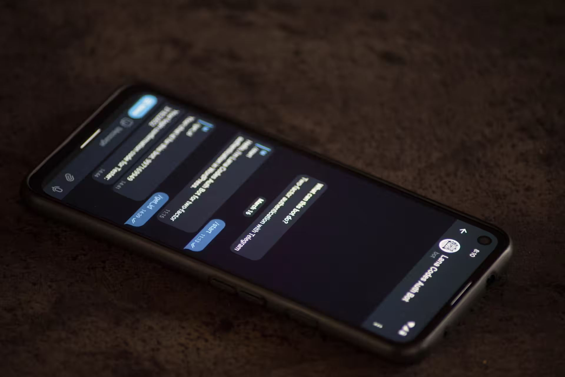 Smartphone mit einer WhatsApp-Unterhaltung zur Steigerung der Website-Conversion.
