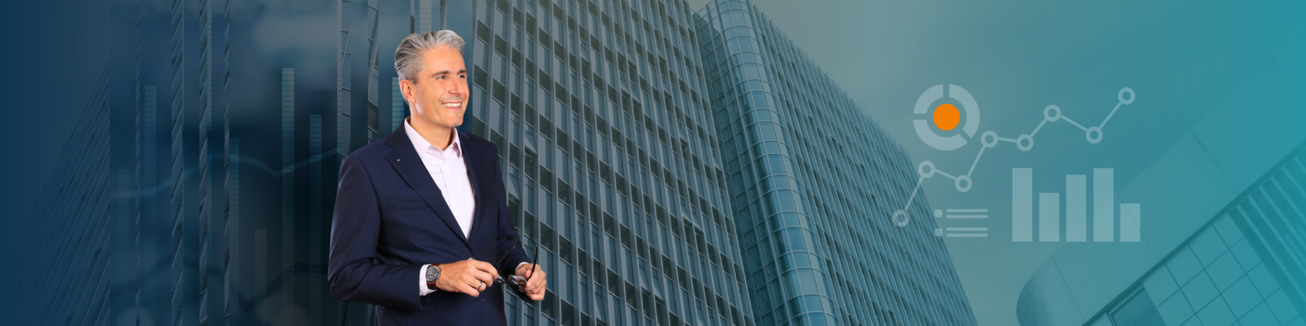 Semir Fersadi in einem dunklen Anzug hält eine Brille und steht vor einem modernen Bürogebäude mit einer digitalen Business-Analytics-Grafiküberlagerung.