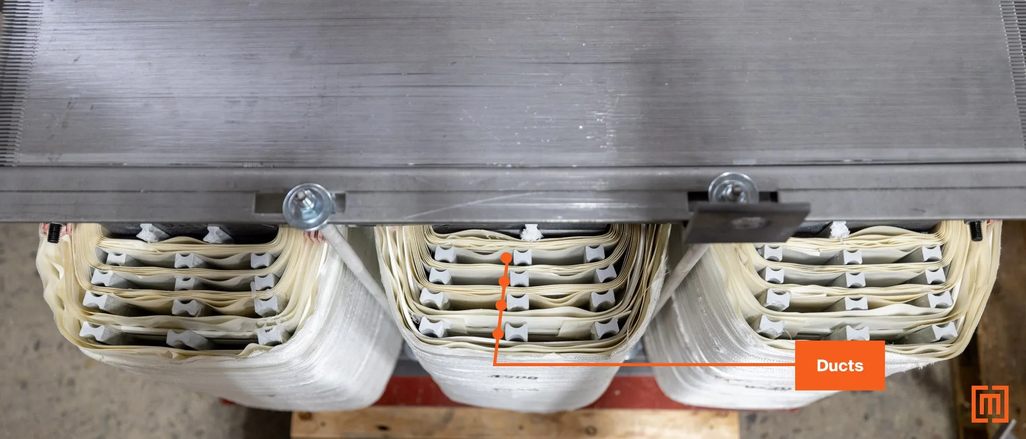 Vertical ducts between transformer winding layers