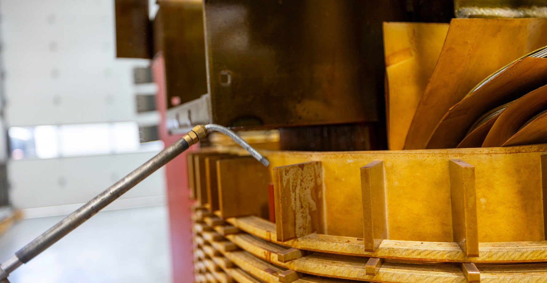 Cleaning windings with compressed air