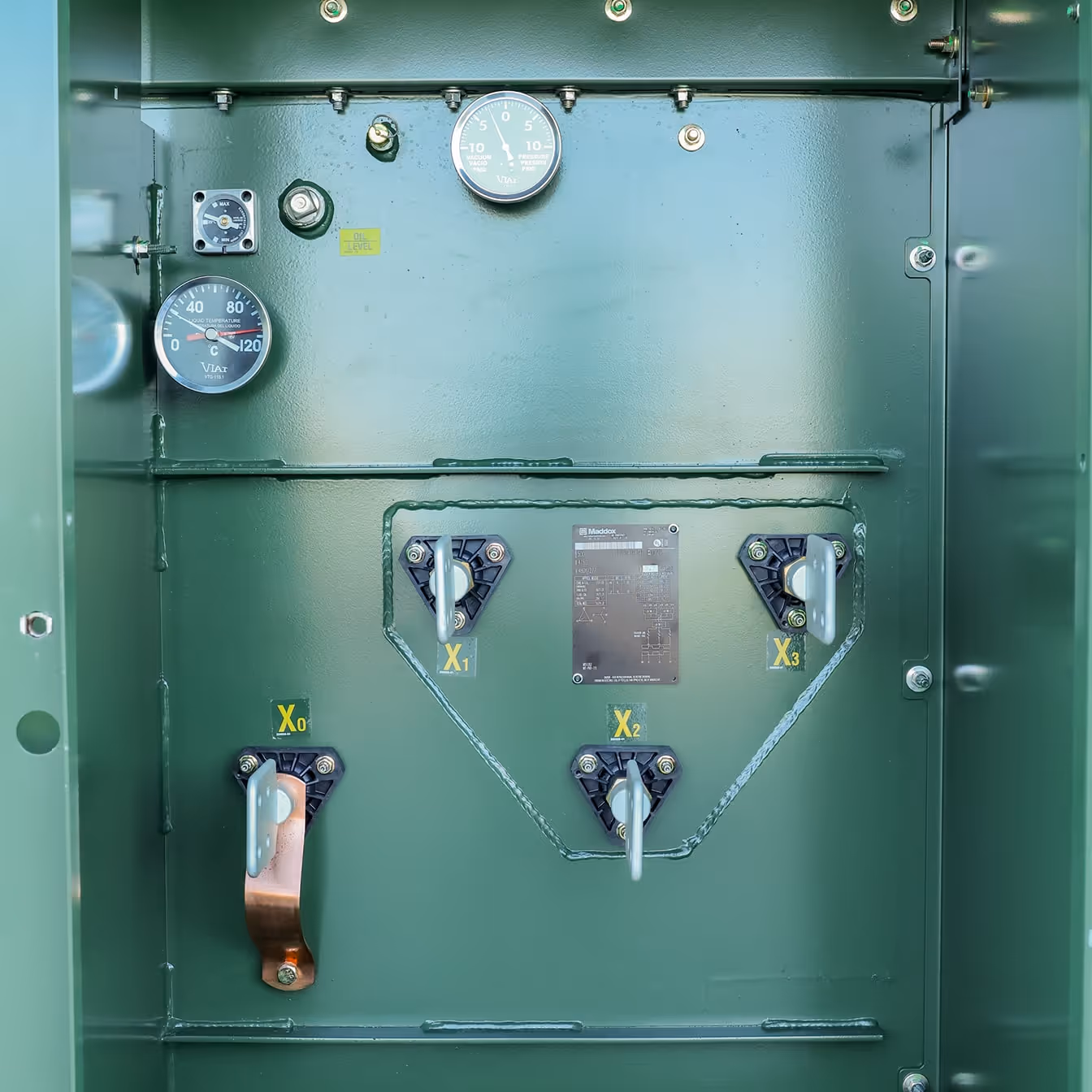 500 kVA Padmount Secondary Live Front Bushings and Gauges