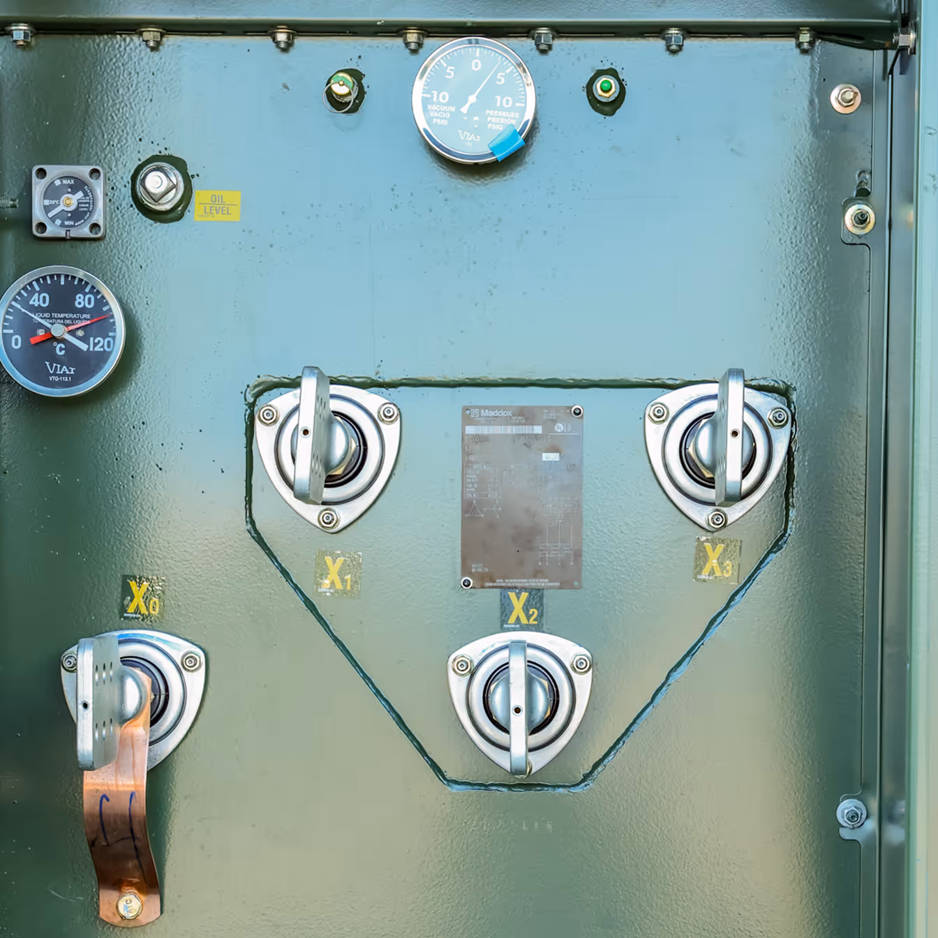 1000 kVA Padmount Secondary Live Front Bushings and Gauges