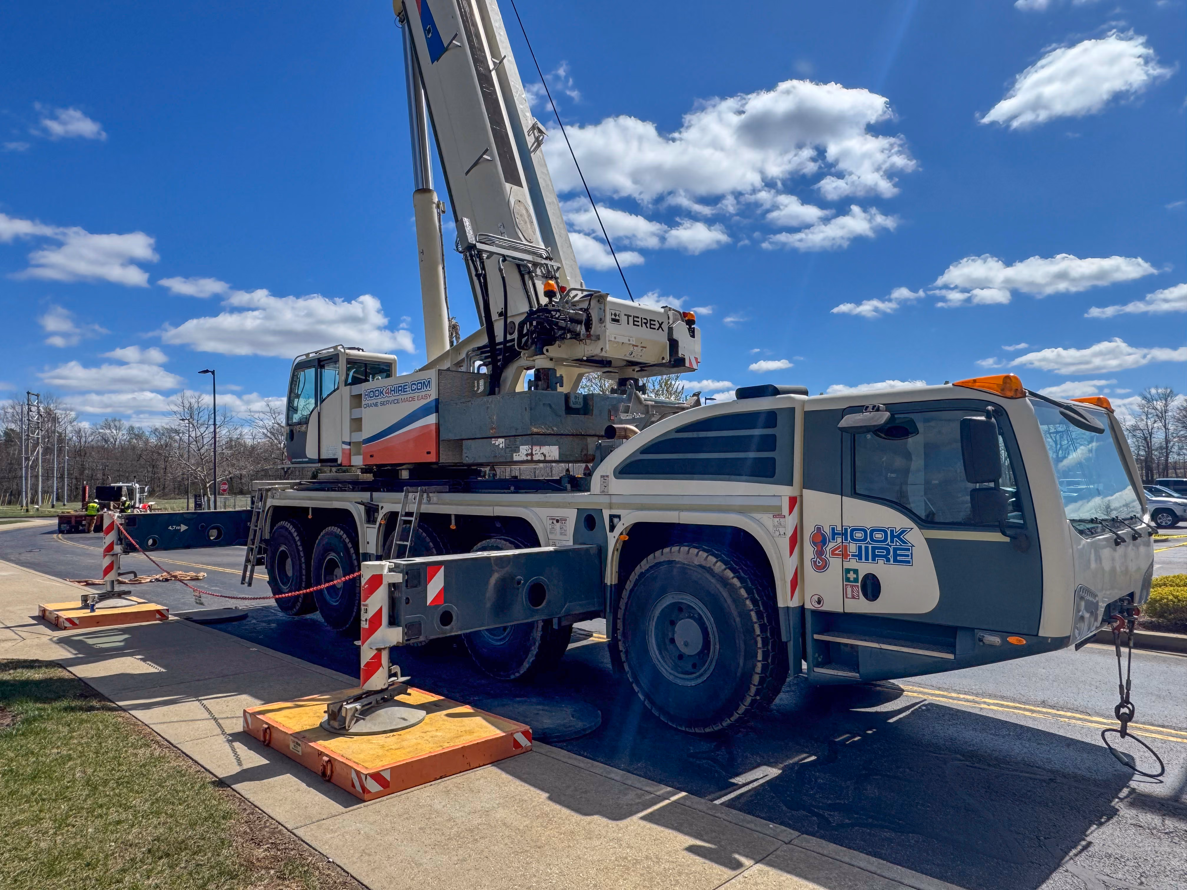 XCT 40U truck crane lifting a rooftop unit
