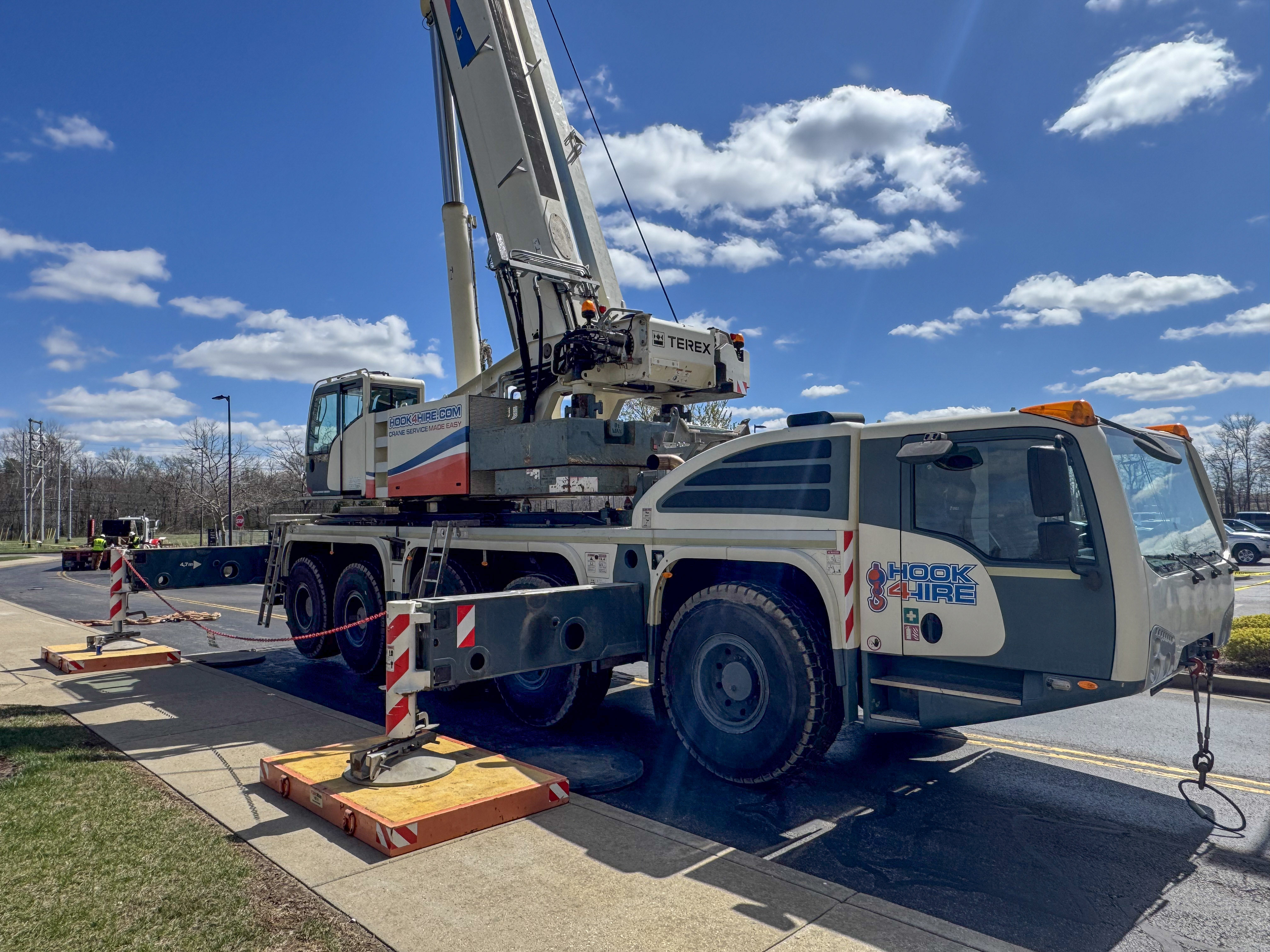 XCT 40U truck crane lifting a rooftop unit