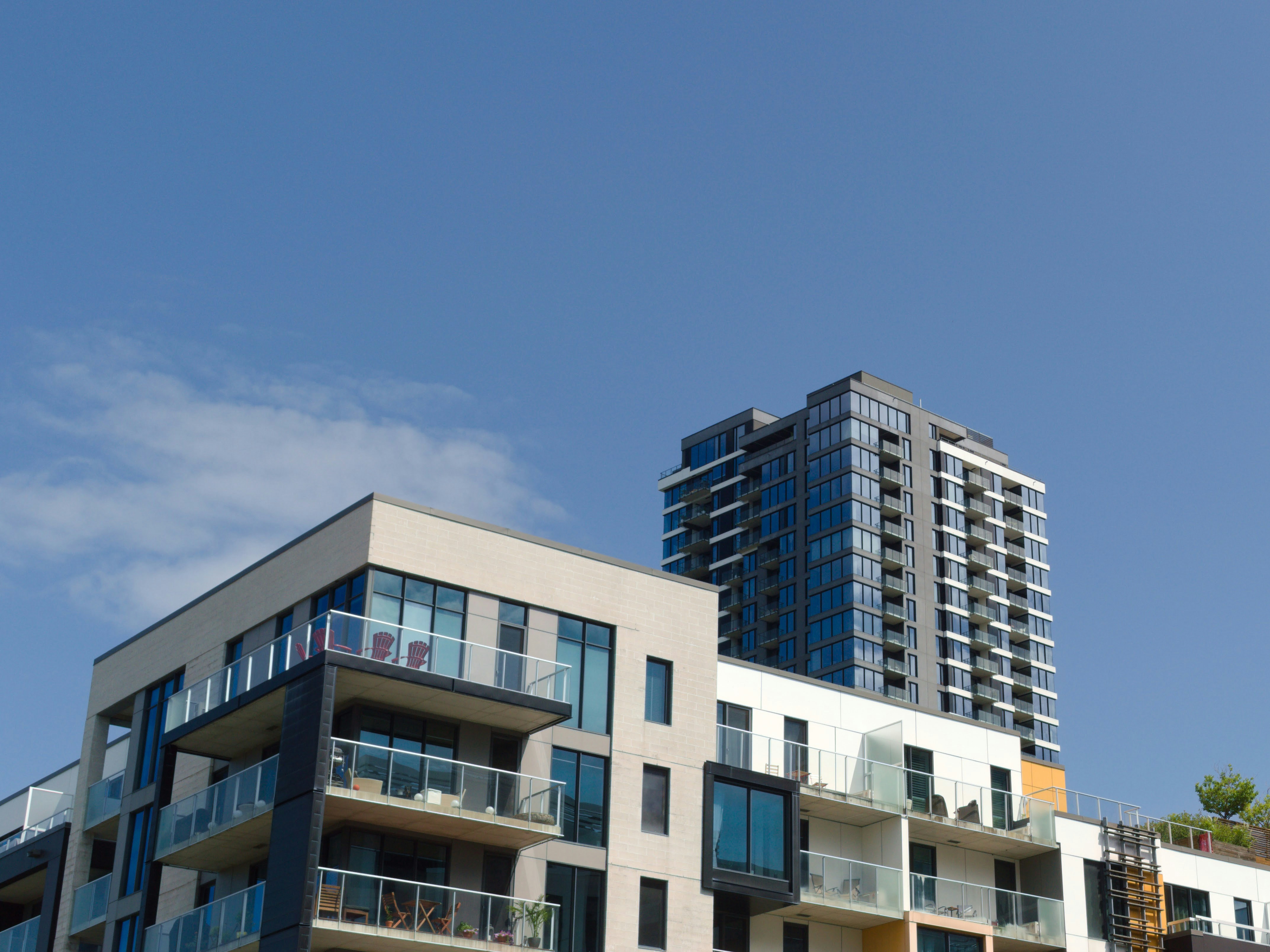 A group of multifamily apartments in a city