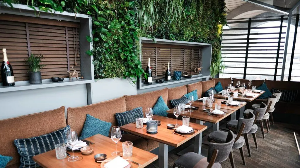 restaurant artificial green walls