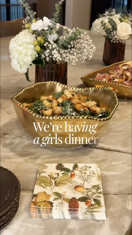 Mesa con flores y porcelana dorada de Pampa Bay en una publicación de MaryamModernTraditional en LTK