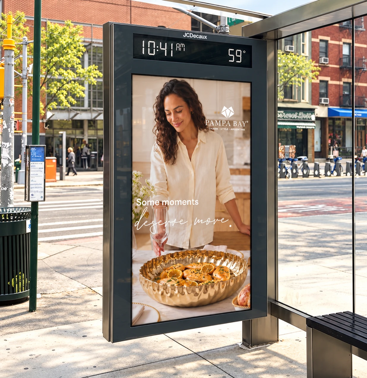 Pampa Bay en un refugio urbano: una mujer prepara la mesa bajo el mensaje Some moments deserve more