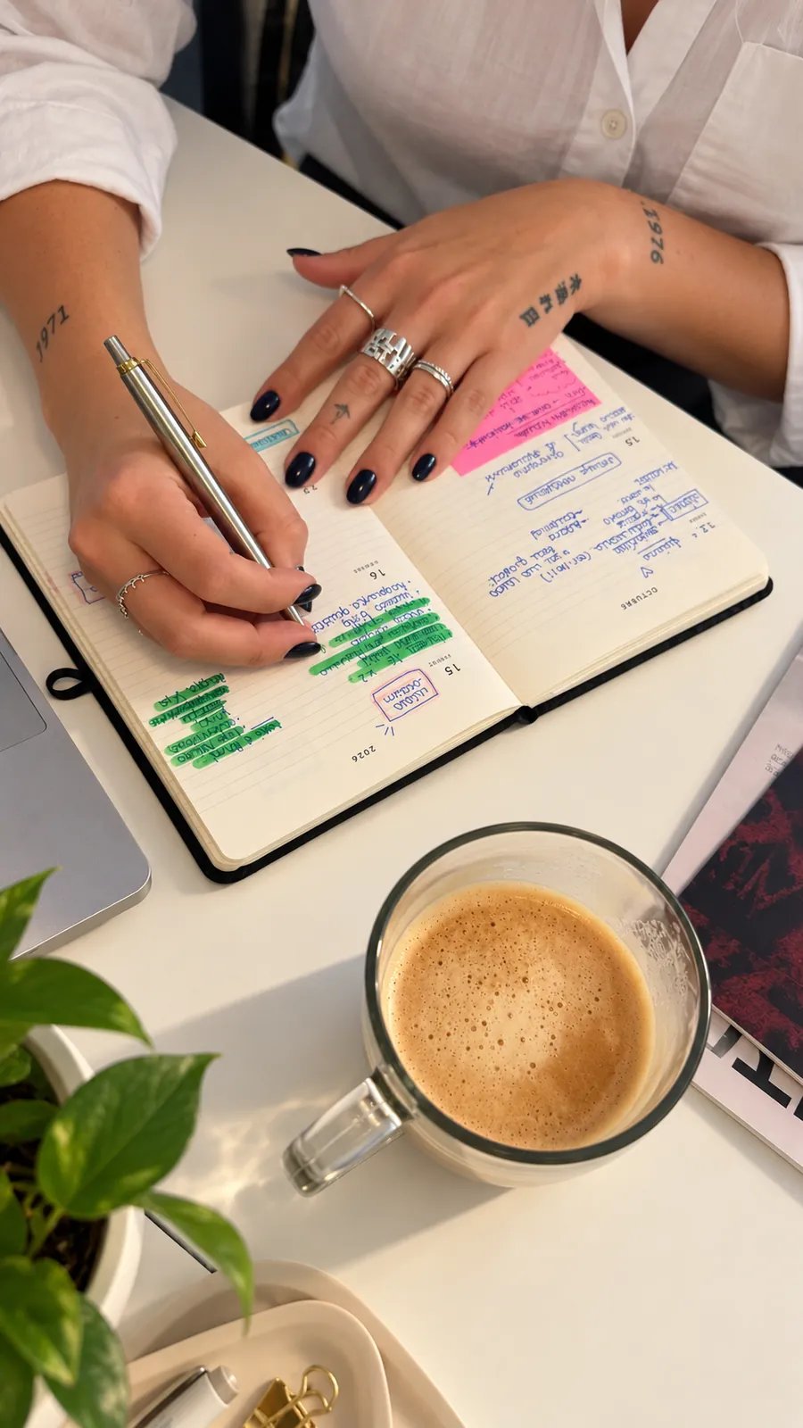 Planificación de trabajo con notas y agenda del equipo de Red Hook Data