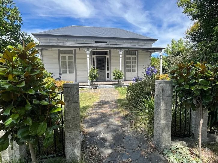 Front exterior of the a villa house located at 368 Clifford Street, a 3-bedroom holiday house in Gisborne operated by Accommodation in Gisborne and Waikanae Beach Motel.