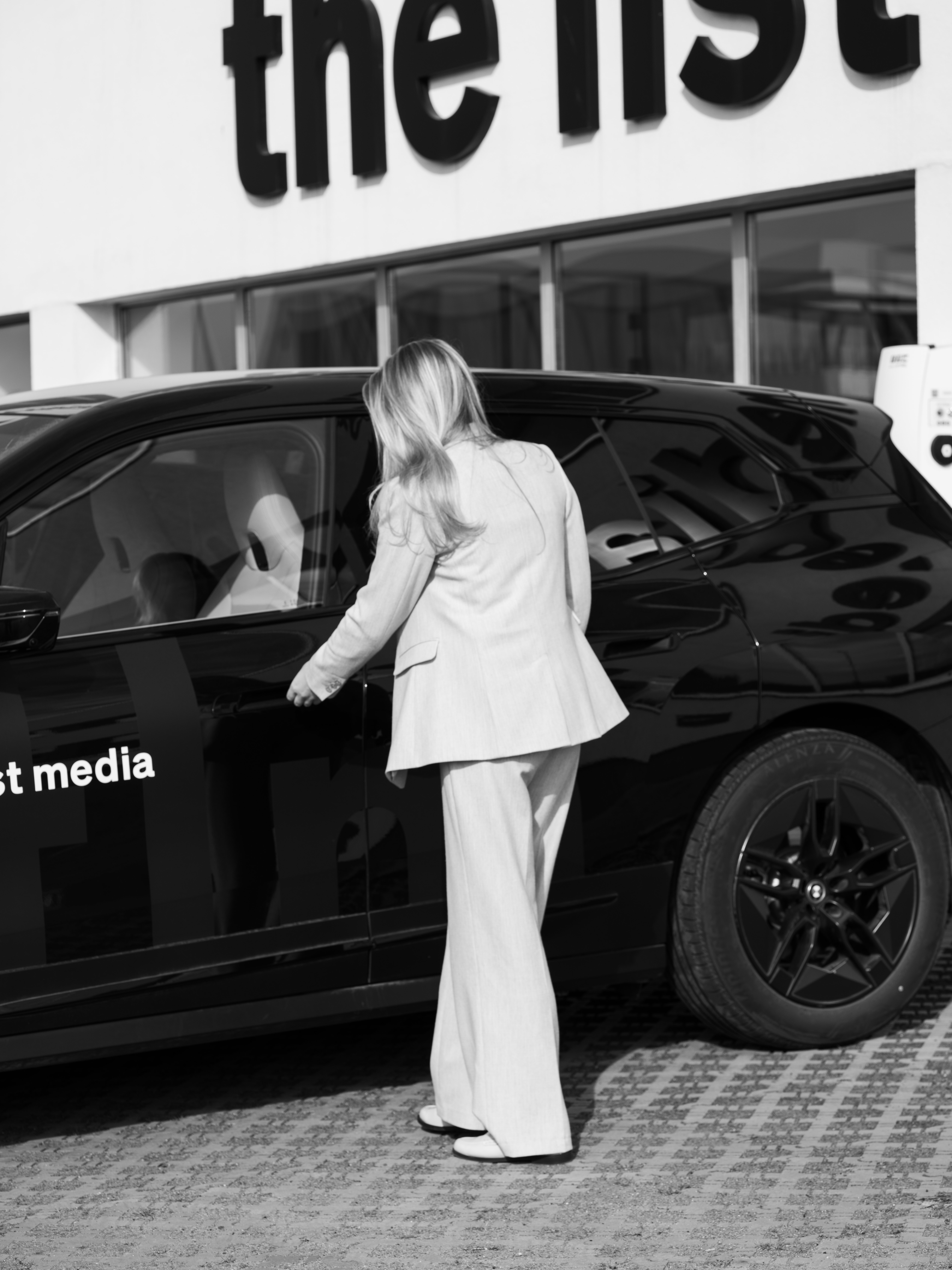 Collega opent de bedrijfswagen van The List Media aan kantoor