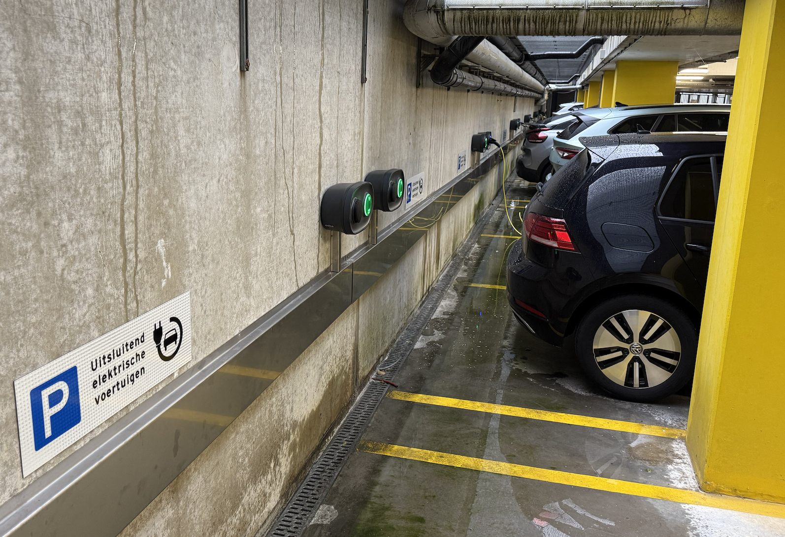 Laadpaal in parkeergarage