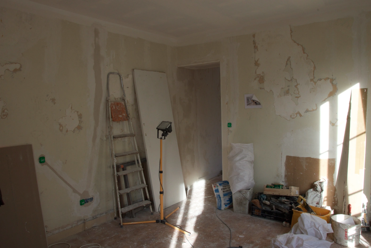 Photo du salon d'un petit appartement en rénovation. L'appartement est très lumineux.