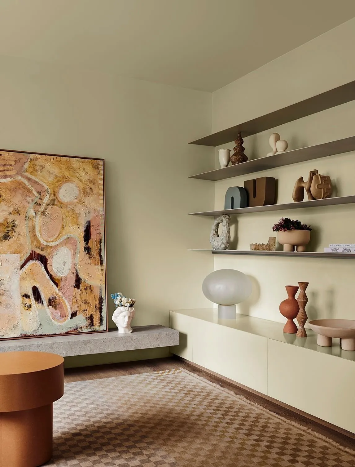 Dans ce salon bas de plafond, le tableau XXL apporte beaucoup de cachet à la pièce. Il attire le regard et la faible hauteur sous plafond se fait oublier.